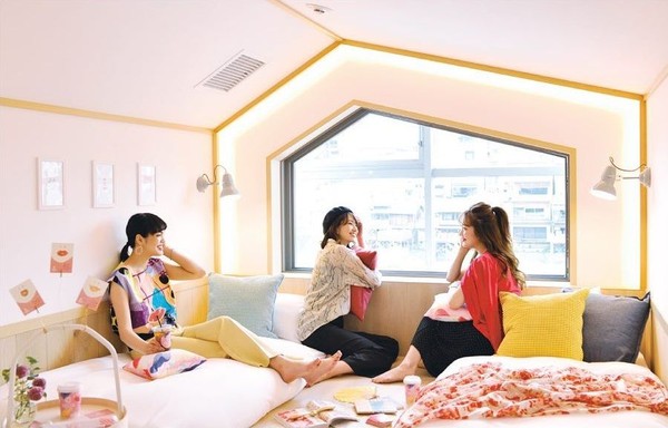 Bagi para traveler wanita yang solo traveling atau menginginkan privasi, bisa mampir ke Cafetel di Kyoto. Hotel ini khusus mengizinkan wanita untuk menginap. Ibaratnya tempat kost khusus putri (cafetel.jp) Bagi para traveler wanita yang solo traveling atau menginginkan privasi, bisa mampir ke Cafetel di Kyoto. Hotel ini khusus mengizinkan wanita untuk menginap. Ibaratnya tempat kost khusus putri (cafetel.jp)
