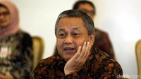 Tampak hadir juga sejumlah kepala lembaga negara dan perusahaan milik negara, seperti Gubernur BI Perry Warjiyo, Plt Dirut Pertamina Nicke Widyawati, Dirut PLN Sofyan Basir, Ketua Dewan Komisioner OJK Wimboh Santoso, Kepala BKPM Thomas Lembong, Kepala SKK Migas Amien Soenaryadi.