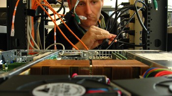 Infrastructure Architect yang rata-rata bergaji USD 153.000 (sekitar Rp 2,2 miliar) per tahun. Posisi ini bertanggung jawab atas sistem IT di perusahaan, seperti server, data center, dan platform komputasi cloud. Foto: Flickr via Business Insider