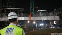 Jembatan penyeberangan orang (JPO) di dekat Bundaran HI dirobohkan malam ini. Bagian JPO sebelah barat dekat Plaza Indonesia dibongkar lebih dulu. 