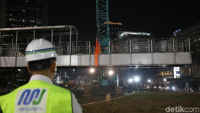 Foto: JPO Bundaran HI Sisi Barat Sukses Diturunkan