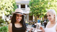 Gayanya memang selalu asyik ya. Dengan latar kolam renang, Keshia yang juga pandai bernyanyi ini terlihat sedang menikmati sebotol rootbeer. Foto: Instagram @keshiachante