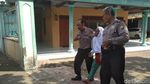 Ini Penampakan Nenek yang Bikin Heboh Salat di Tengah Jalan