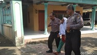 Polisi turun tangan dan mengamankan Nenek Mianah agar tidak terjadi kecelakaan/Foto: Adhar Muttaqin