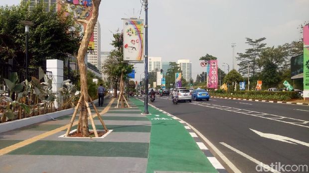Waduh! Jalur Sepeda di Gate GBK Terhalang Tiang