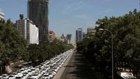 Para sopir taksi ini memarkirkan mobil mereka di sepanjang jalan kota Madrid, Spanyol sebagai bentuk protes atas maraknya taksi online di Spanyol. Susana Vera/Reuters.