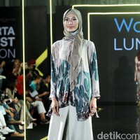 Brand busana KAMI menampilkan koleksinya dengan tema SABAKU di Atrium Gandaria City. Jakarta. Minggu [29/07/2018]. Foto: Mohammad Abduh/Wolipop