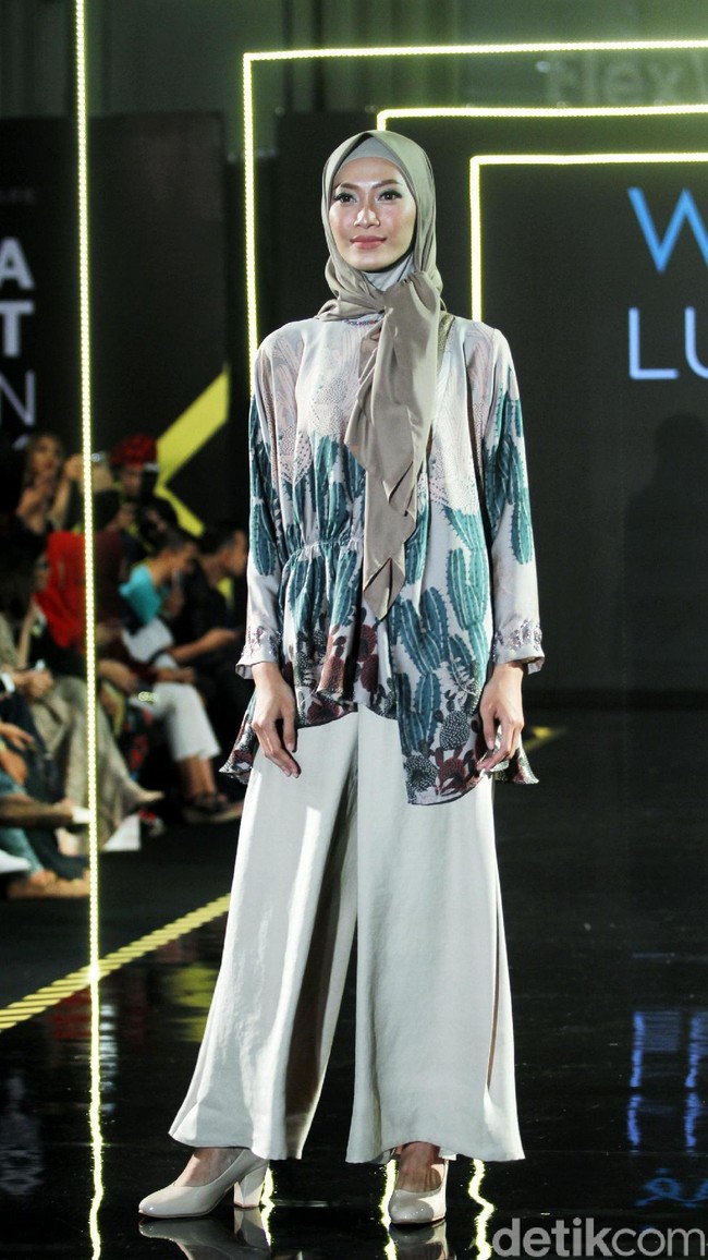 Brand busana KAMI menampilkan koleksinya dengan tema SABAKU di Atrium Gandaria City. Jakarta. Minggu [29/07/2018]. Foto: Mohammad Abduh/Wolipop