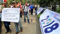 Membawa berbagai poster serta bendera merah putih, para karyawan menuntut hak mereka kepada perusahaan.
