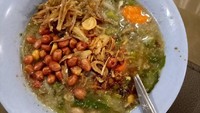 Ada yang menyebut bubur pedas asalnya dari Pontianak. Tetapi sebenarnya dari Sambas, Kalimantan Barat. Mudah dibuat sendiri dan isiannya bisa sayuran apa saja. Foto : Instagram @asiubeeangel