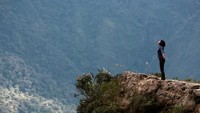 Jalan dengan panorama edan ini terkenal karena masuk dalam daftar rute paling berbahaya yang ada di dunia. Yungas, menjadi jalan yang menghubungkan Ibukota Bolivia, La Paz dengan dataran rendah Yungas yang berada di Hutan Amazon (David Mercado/REUTERS)
