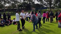 Lomba tarik tambang diikuti oleh ibu-ibu dan bapak-bapak yang ada di Perth. Para pesertanya semangat banget ya! (dok. KJRI Perth)