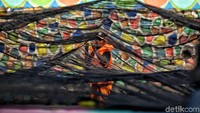 Sejumlah petugas UPK Badan Air Dinas Lingkungan Hidup memasang waring tambahan di atas Kali Item atau Sentiong, Jakarta Utara, Selasa (31/7).
