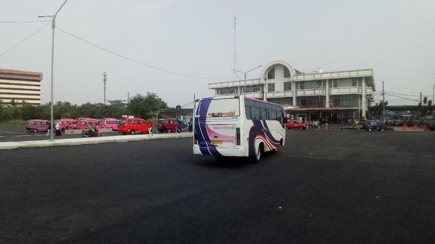 Angkot sudah ngetem di terminal sementara Depok