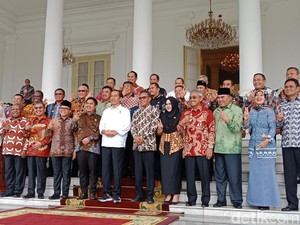 Saat Bupati Seluruh Indonesia Kompak Salam 2 Jari di Istana Bogor