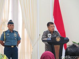 JK Beri Piala BPJS Ketenagakerjaan ke Pemda, Jateng Juara 1