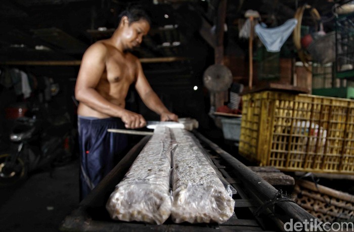 Perajin pembuat tempe mengolah kacang kedelai dalam proses pembuatan tempe di pabrik rumahan, Sunter Jaya, Jakarta Utara, Selasa (31/7). Menurut perajin tempe, menjelang Asian Games mereka mengeluhkan peraturan pemprov DKI Jakarta yang mengharuskan mereka harus berhenti produksi saat Asian Games 2018 di Jakarta dimulai, karena perajin tempe diduga menjadi penyebab utama pencemaran kali item.