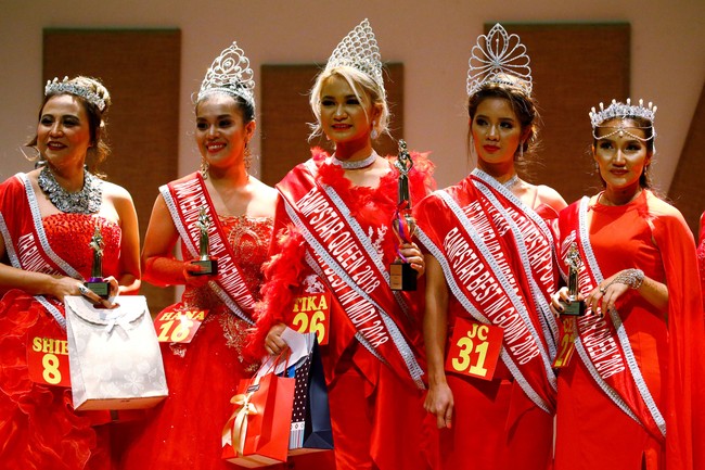 Juri kontes datang dari dunia fashion dan kecantikan. Salah satunya Frederick Lee, seorang desainer adibusana. Ada pula Danica Quijano Tio, runner up I Miss Earth Singapore 2017. Foto: Dok. REUTERS/Feline Lim