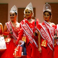 Juri kontes datang dari dunia fashion dan kecantikan. Salah satunya Frederick Lee, seorang desainer adibusana. Ada pula Danica Quijano Tio, runner up I Miss Earth Singapore 2017. Foto: Dok. REUTERS/Feline Lim