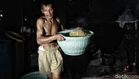 Baik Gubernur ataupun wakil Gubernur DKI Jakarta seolah tak senada dalam mengambil kebijakan akan hal ini. Wagub DKI Jakarta Sandiaga Uno menegaskan bakal menyetop kegiatan produksi jika tetap membuang limbah ke Kali Item. Karena seringnya membuang limbah tempe di Kali Item yang membuat kali tersebut menjadi bau.