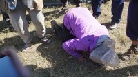 Saat turun dari helikopter, para pendaki itu sujud syukur.