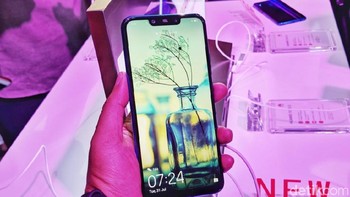 Sementara kamera di depannya, berukuran 24 MP dan 2 MP. (Foto: detikINET/Adi Fida Rahman)