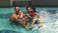 Nia dan Ardi serta tiga anak mereka selalu terlihat rukun dan harmonis. Dok. Instagram/ramadhaniabakrie