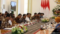 Dalam ratas Jokowi menegaskan dua hal utama yang perlu diperhatikan para menteri yakni pengendalian impor dan peningkatan ekspor. Selain itu, soal pemakaian Biodiesel yang akan segera dilakukan juga menjadi pembahasan dalam ratas.