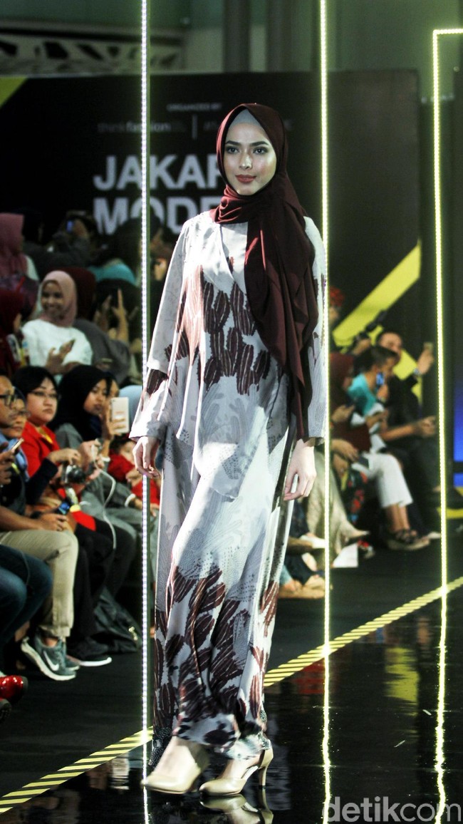 Brand busana KAMI menampilkan koleksinya dengan tema SABAKU di Atrium Gandaria City. Jakarta. Minggu [29/07/2018]. Foto: Mohammad Abduh/Wolipop