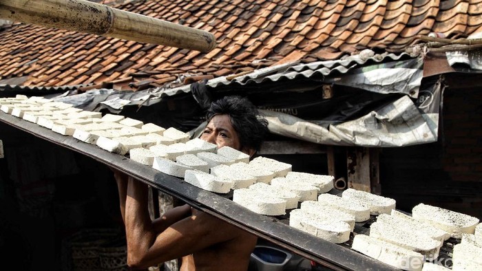 Perajin pembuat tempe mengolah kacang kedelai dalam proses pembuatan tempe di pabrik rumahan, Sunter Jaya, Jakarta Utara, Selasa (31/7). Menurut perajin tempe, menjelang Asian Games mereka mengeluhkan peraturan pemprov DKI Jakarta yang mengharuskan mereka harus berhenti produksi saat Asian Games 2018 di Jakarta dimulai, karena perajin tempe diduga
