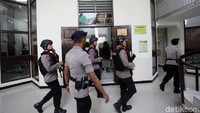Jaksa Penuntut Umum (JPU) sebelumnya menyatakan JAD terbukti melanggar pasal 17 ayat 1 dan 2 Undang-undang Terorisme. Jaksa meminta majelis hakim segera membekukan korporasi JAD. 