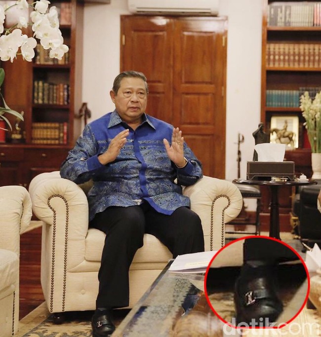 SBY memiliki koleksi sepatu Louis Vuitton yang ia pakai ketika menemui Prabowo belum lama ini. Sepatu hitam berbahan kulit tersebut bernama Saint German Loafer, dibanderol seharga US$ 950 atau Rp 13,7 juta. Foto: Istimewa