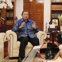 SBY memiliki koleksi sepatu Louis Vuitton yang ia pakai ketika menemui Prabowo belum lama ini. Sepatu hitam berbahan kulit tersebut bernama Saint German Loafer, dibanderol seharga US$ 950 atau Rp 13,7 juta. Foto: Istimewa
