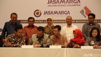 Direktur Utama PT Jasa Marga Desi Arryani (ketiga kiri belakang) bersama Direktur Corporate Banking Bank Mandiri Royke Tumilaar, Direktur Keuangan PT Jasa Marga Donny Arsal serta Kepala Badan Pengatur Jalan Tol Herry Trisaputra Zuna dan Executive Vice President Group Corporate Banking BCA Wira Chandra menyaksikan penandatanganan perjanjian kredit sindikasi Jasa Marga terkait pembangunan ruas tol Cikampek II (elevated) yang dilakukan oleh jajaran direksi terkait di Jakarta, Selasa (31/7). 