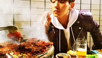 Mungkin aroma daging panggangnya sudah tercium jadi bikin Lee Joon Gi nggak sabar menunggu matang. Lihat saja ia sudah bersiap memegang sumpit hendak mengambil daging.  Foto: instagram @actor_jg