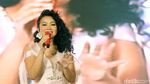 Penampilan Yura Yunita yang Cantik nan Menawan