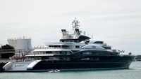 Superyacht Serene sepanjang 134 meter ini dibeli Pangeran Mahkota Arab Saudi, Mohammed bin Salman dari raja vodka Rusia, Yuri Schefler pada 2015 seharga USD 550 juta. Sebelumnya, superyacht ini disewa pendiri Microsoft Bill Gates seharga USD 5 juta per minggu. Pada tahun 2017 kapal ini rusak ketika kandas di lepas pantai resor Mesir, Sharm El Sheikh (CNN Sport)