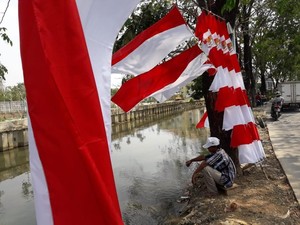 Penjual Bendera Merah-Putihkan Jalanan Bekasi Jelang Agustusan