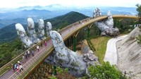Jembatan lain yang tak kalah unik adalah jembatan emas yang tampak ditopang oleh dua tangan raksasa di Vietnam. Istimewa/newsexaminer.