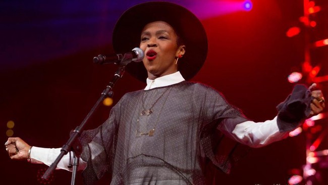 Lauryn Hill merupakan ratunya hip-hop dan R&B pada akhir 90-an hingga awal 2000-an. Namun seiring karier musiknya yang menurun, peraih Grammy Awards ini kesulitan bayar pajak. Dari 2005 - 2007 ia menolak bayar pajak dengan alasan bisa mengganggu kreativitasnya. Akibatnya pelantun lagu Killing Me Softly ini dihukum tiga bulan penjara dan diharuskan membayar Rp 7,8 miliar. Foto: Istimewa