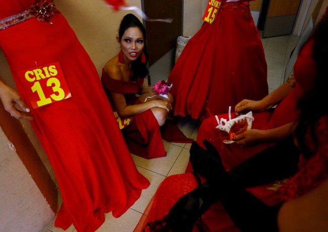 Situasi belakang panggung saat kontestan bersiap-siap untuk tampil di hadapan juri. Foto: Dok. REUTERS/Feline Lim