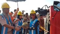 Susi juga meresmikan alat berat pengangkut peti kemas Reachstacker jenis Kalmar DRU 450 guna meningkatkan fasilitas dan pelayanan di tempat tersebut. Nampak Susi dengan busana long dress kombinasi warna hitam dan lukisan daun, dipadu rompi biru. Foto: Dok. Kementerian Kelautan dan Perikanan