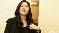 Eits, senyum manis Isyana curi perhatian nih. Foto: Pool/Ismail/detikHOT
