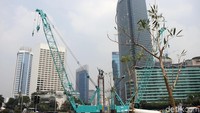Beberapa alat berat masih terlihat di sekitar reruntuhan JPO Bundaran HI.