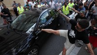 Demo tersebut bahkan berakhir dengan pengrusakkan mobil taksi online oleh para supir taksi konvensional di Barcelona, Spanyol. Albert Gea/Reuters.