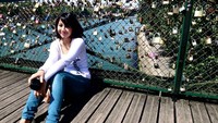 Masih di Prancis, Fera mendatangi Pont des Arts tempatnya gembok cinta (fera_fe/Instagram)