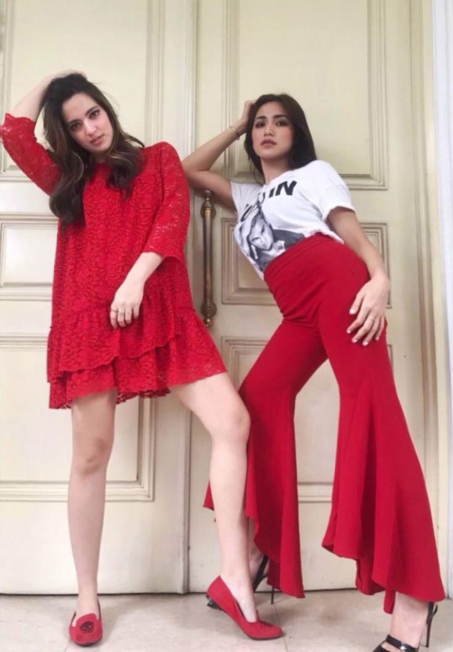 Nia Ramadhani dan sahabatnya Jessica Iskandar kompak bergaya Barbie Feet dan Migrain Pose. Foto: Instagram
