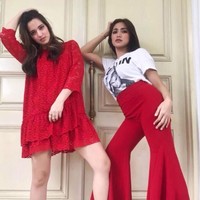 Nia Ramadhani dan sahabatnya Jessica Iskandar kompak bergaya Barbie Feet dan Migrain Pose. Foto: Instagram
