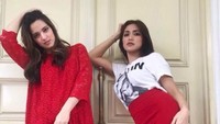 Dua sahabat ini layak di deretan ini. Lihat gaya kekinian dan muka mereka yang terlihat selalu muda dan fresh. Foto: Instagram