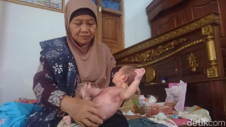 Menabung Belasan Tahun, Akhirnya Dukun Bayi di Pati Ini Naik Haji Menabung Belasan Tahun, Akhirnya Dukun Bayi di Pati Ini Naik Haji